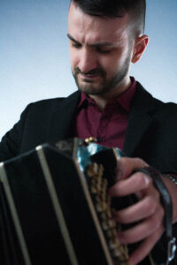 Primer plano de Alejandro Pereyra tocando el bandoneon