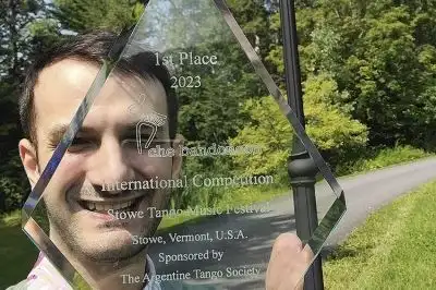 Alejandro Pereyra con el trofeo de primer puesto del Stowe Tango Music Festival 2023
