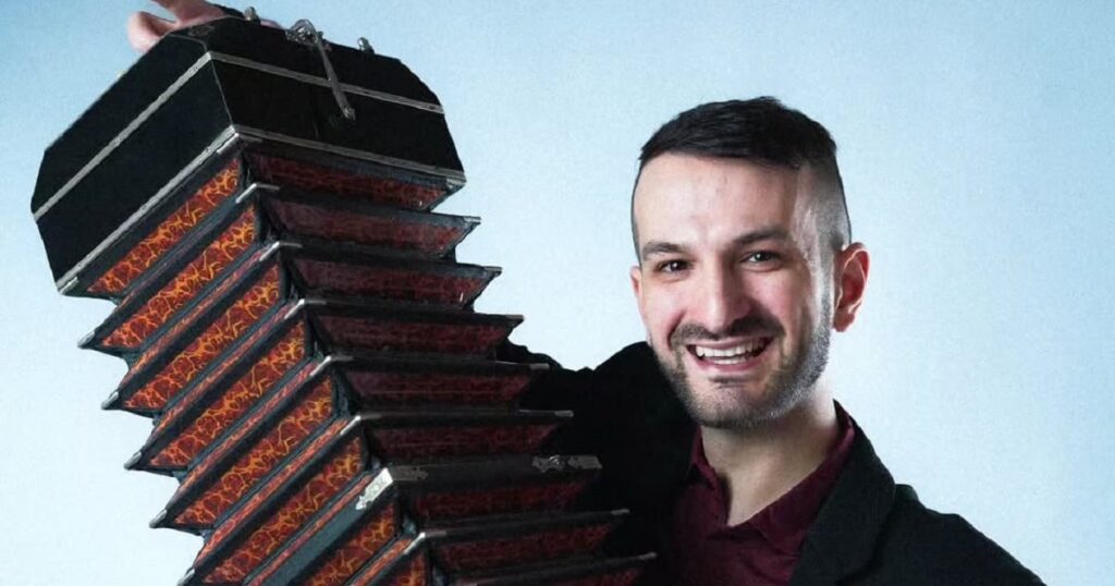 Retrato de Alejandro Pereyra sonriendo con su bandoneon